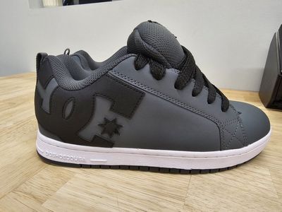 BRAND NEW DC Men's Court Graffik Shoes size 9.