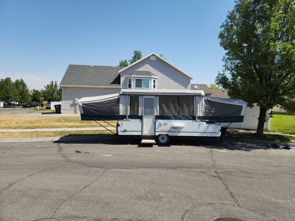 2002 Coleman Fleetwood Utah Pop-up Camper. .