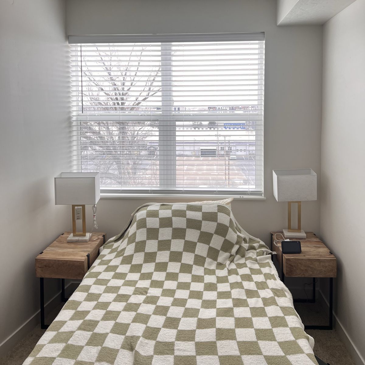 2 Nightstands w/ drawer