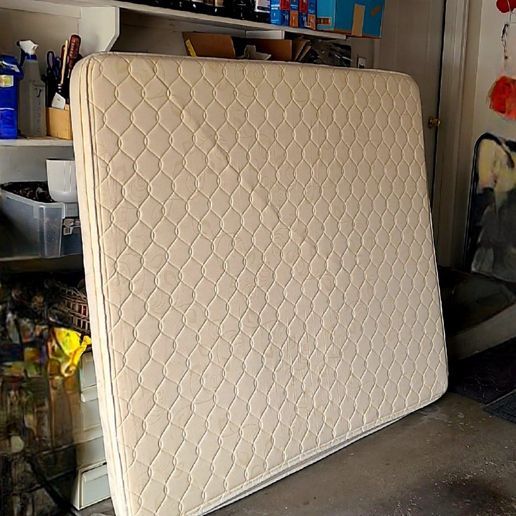 Mattress Queen Pillow top