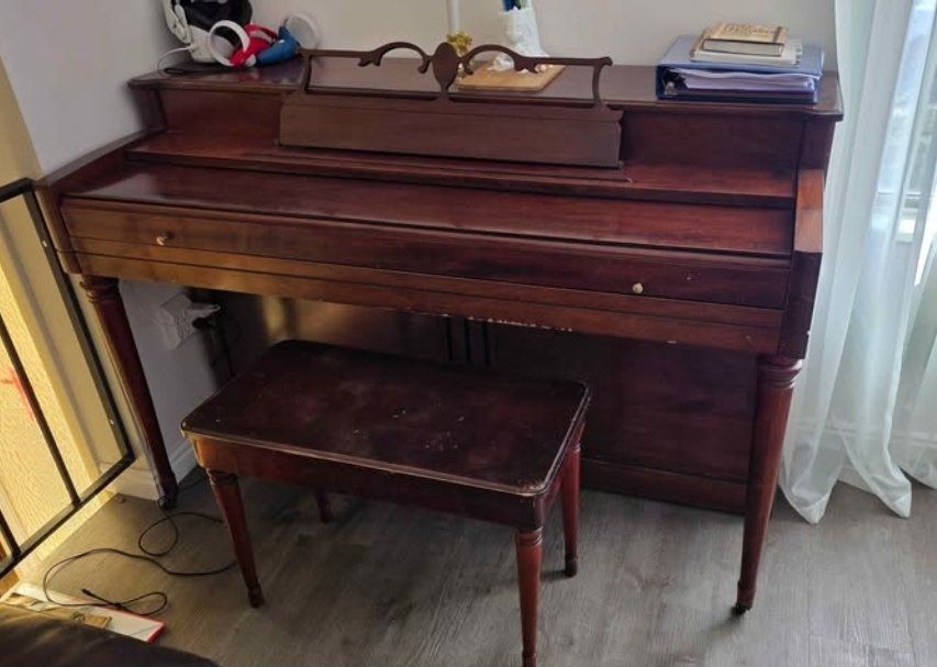 Wurlizer upright Piano