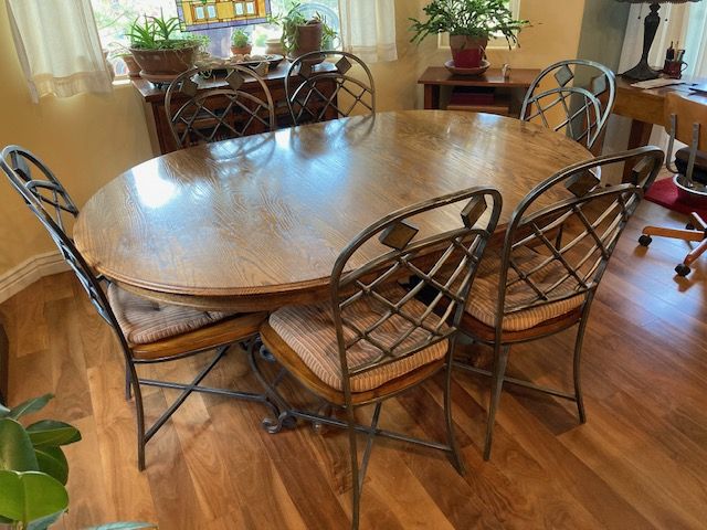 Solid Oak dining room expansion table w/ insert & single base pedestalw/ claw foot legs & 6 Chairs $1100 obo