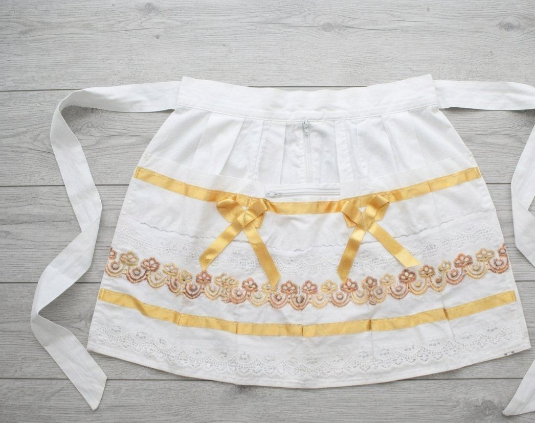 Charming White+Gold/Copper Vintage-Style Hostess Apron with Pockets – Excellent Condition!