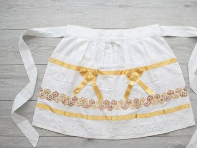 Charming White+Gold/Copper Vintage-Style Hostess Apron with Pockets – Excellent Condition!
