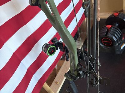 PSE Levitate Compound Bow - 70lb Limbs, 28" Draw, Redline Torch, QAD Rest, Quiver, Arrows
