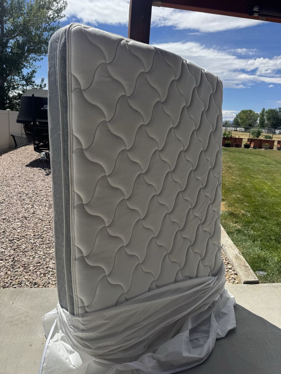 Queen Mattress - Pillow Top with Minimal Use - Perfect for RV or Home