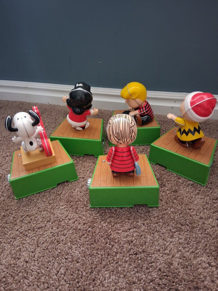 Peanuts Christmas Dance Party Spotlight Complete Set of 5- Charlie Brown,  Snoopy, Lucy, Schroeder, Linus. By Hallmark