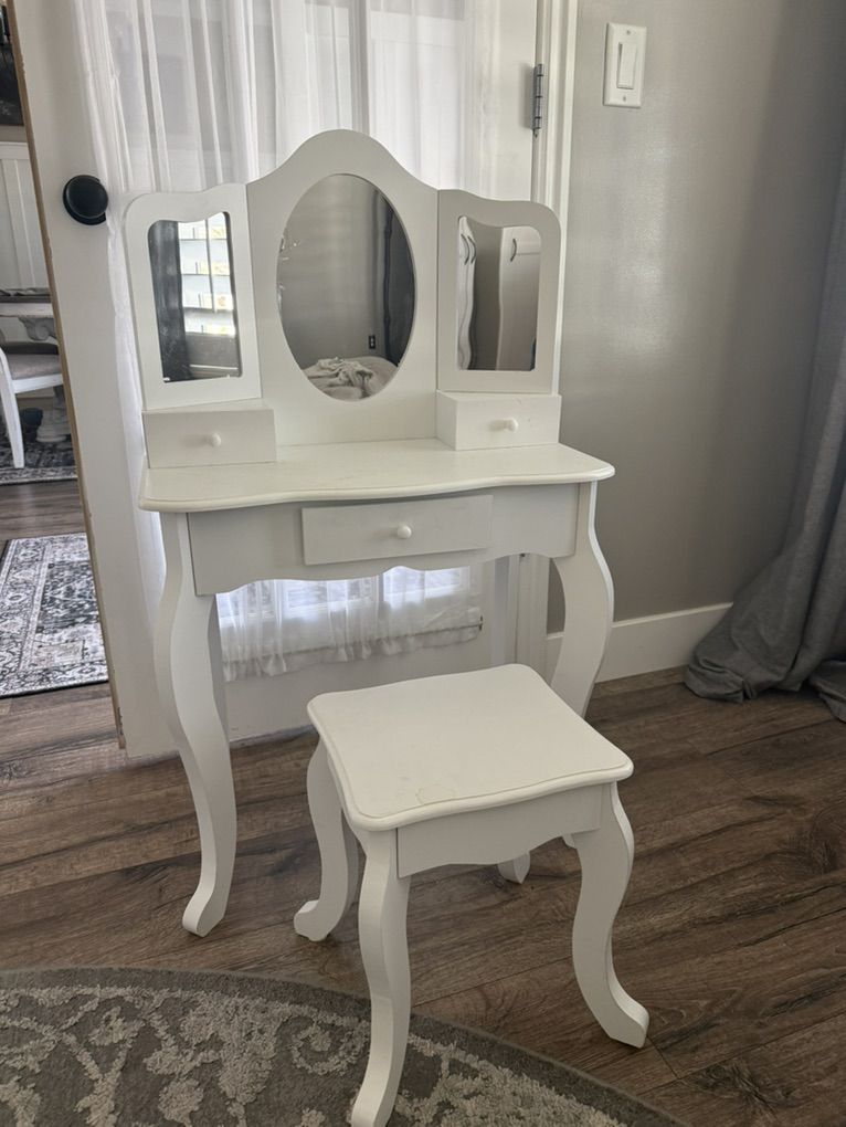Girls Vanity Table