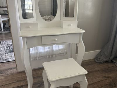 Girls Vanity Table
