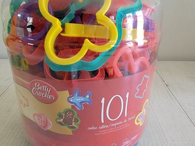 Betty Crocker 101-piece cookie cutter sets