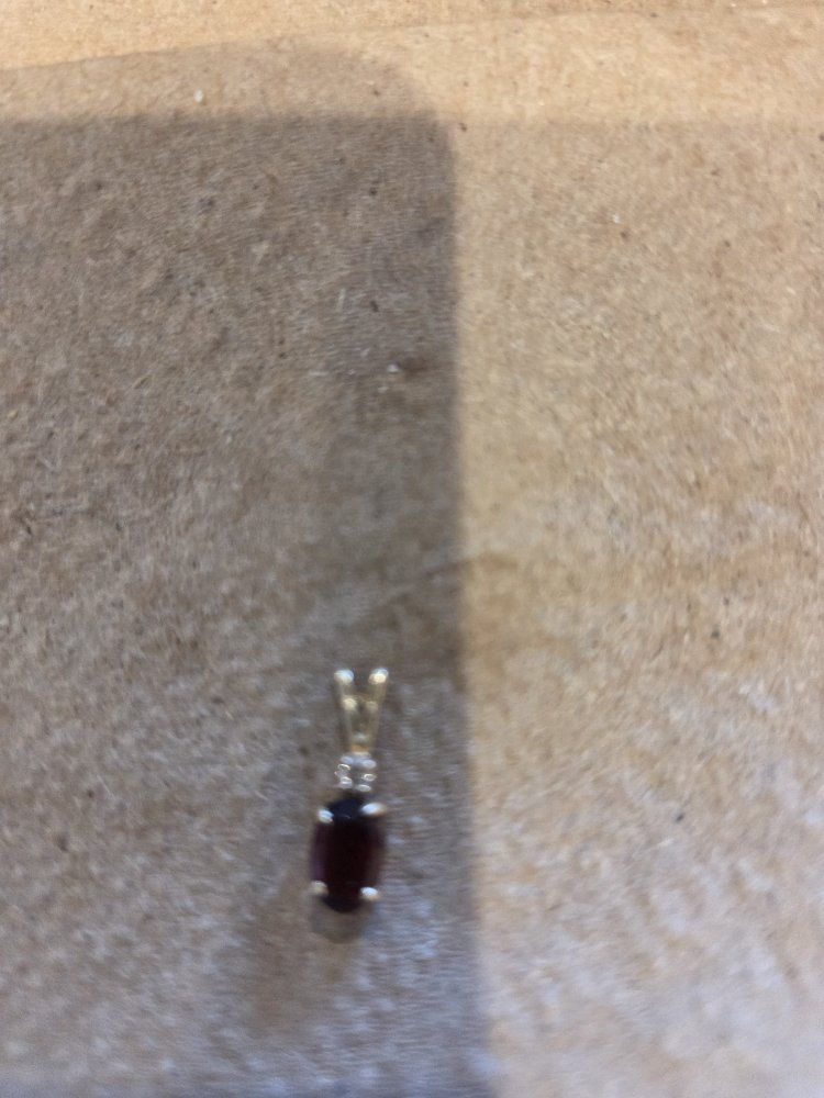 14 k / oval garnet pendant
