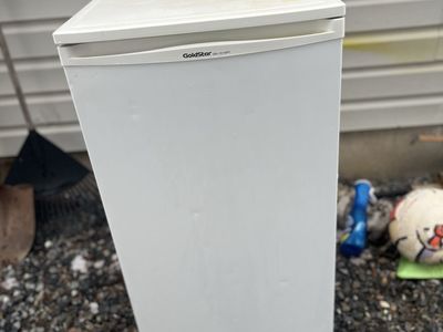 GoldStar Compact Refrigerator White Mini Fridge GR-151SPF