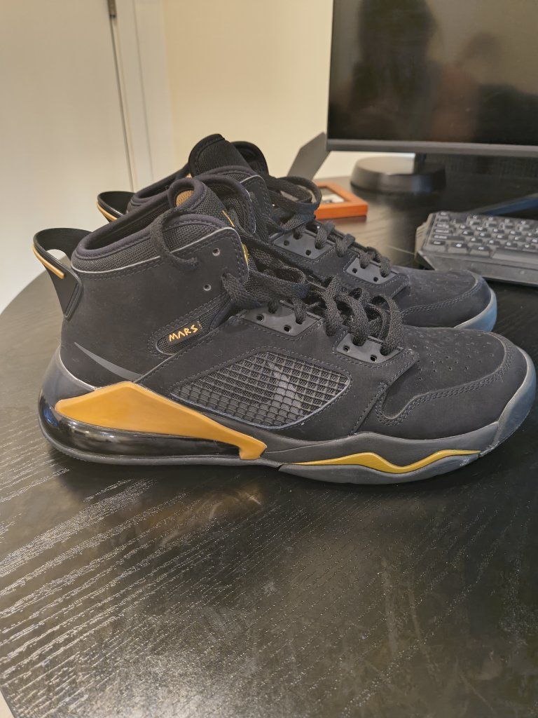 Jordan Mars 270 Black Metallic Gold Sneakers size 10.5