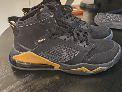 Jordan Mars 270 Black Metallic Gold Sneakers size 10.5