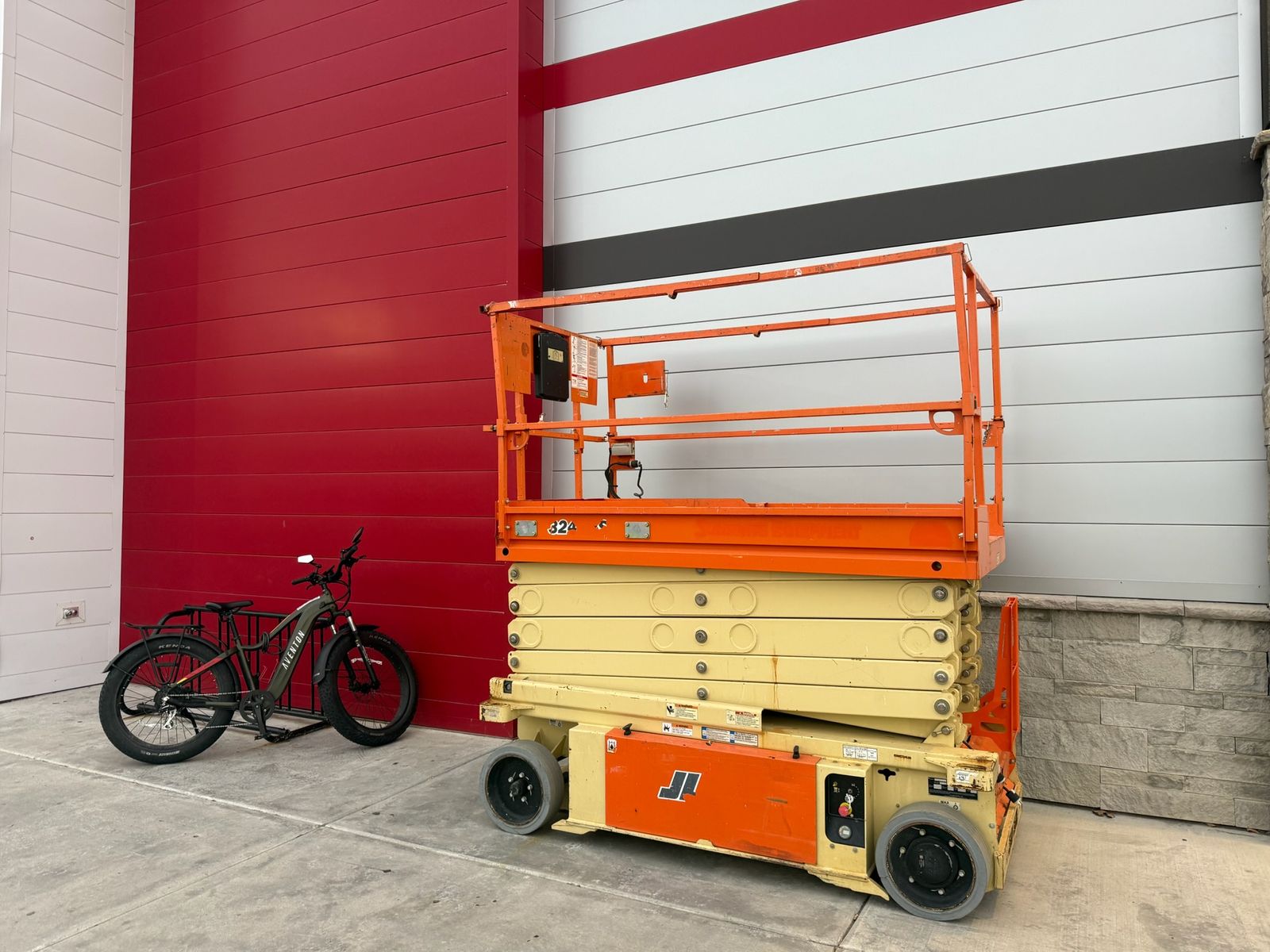 SCISSOR LIFT 19FT - 26FT - 32FT.   RENTAL.   JLG - GENIE - JLG