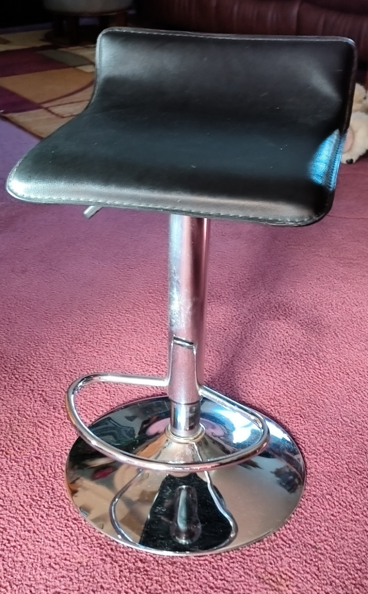 Backless Adjustable Chair In Great Condition Adjusts From 21 Low To 32 High Stops Anywhere