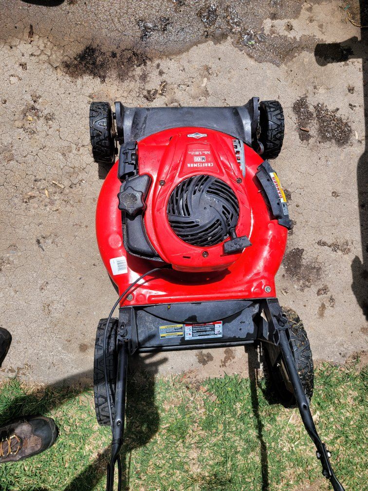 Craftsman M100 21-inch 140cc Briggs & Stratton Gas Push Lawn Mower - Red