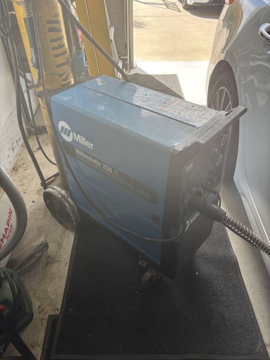 Miller Millermatic 250 X CV-DC Welding Power Source/Wire Feeder