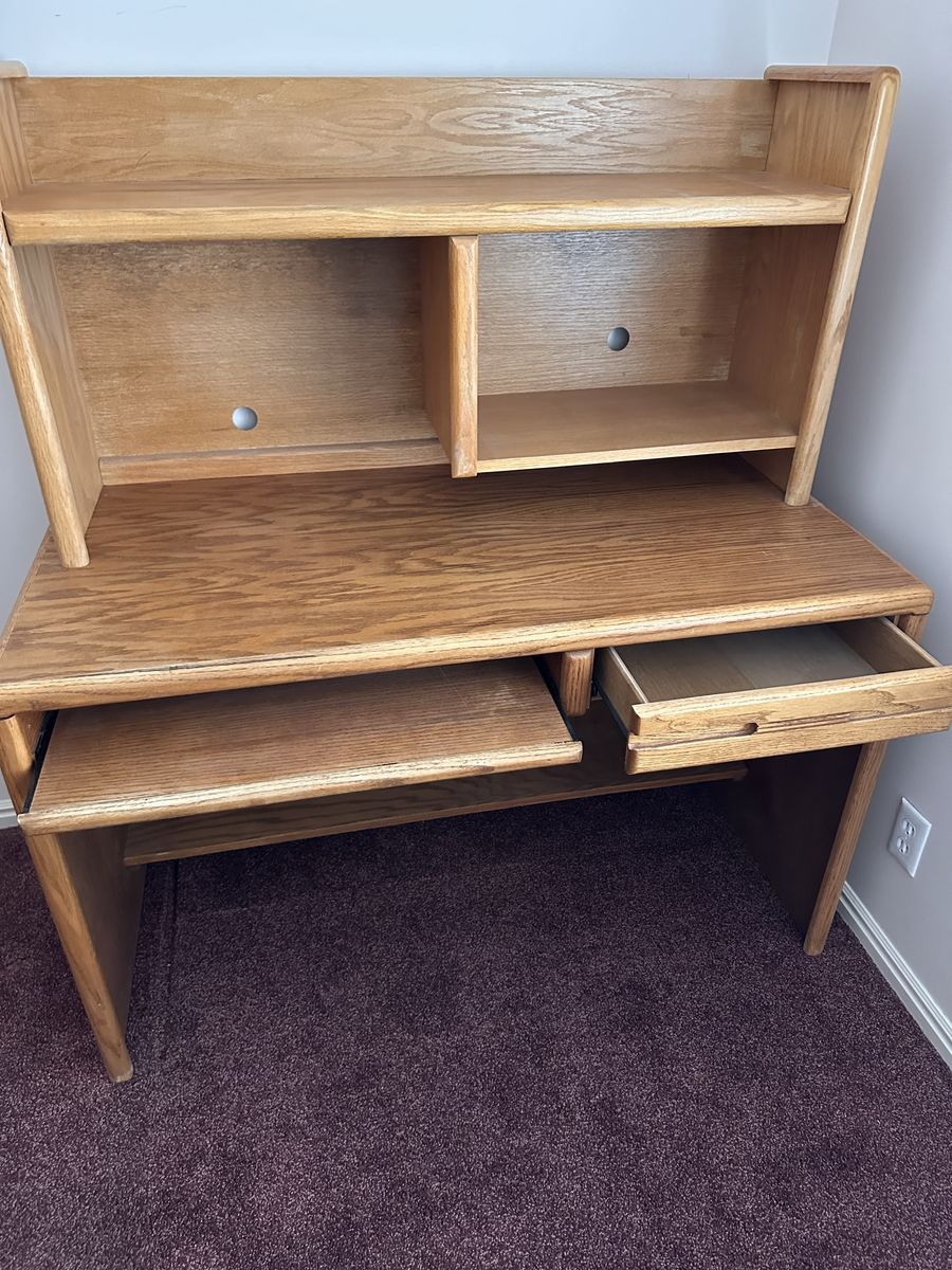 Oak Wood Computer Desk with Hutch and Pull-out Keyboard Tray