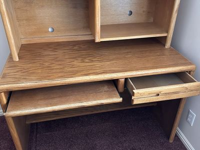 Oak Wood Computer Desk with Hutch and Pull-out Keyboard Tray