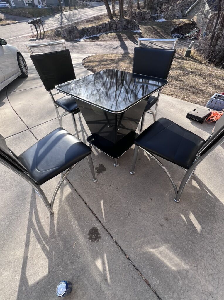 Very Nice Modern Table And 4 Chairs