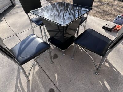 Very Nice Modern Table And 4 Chairs