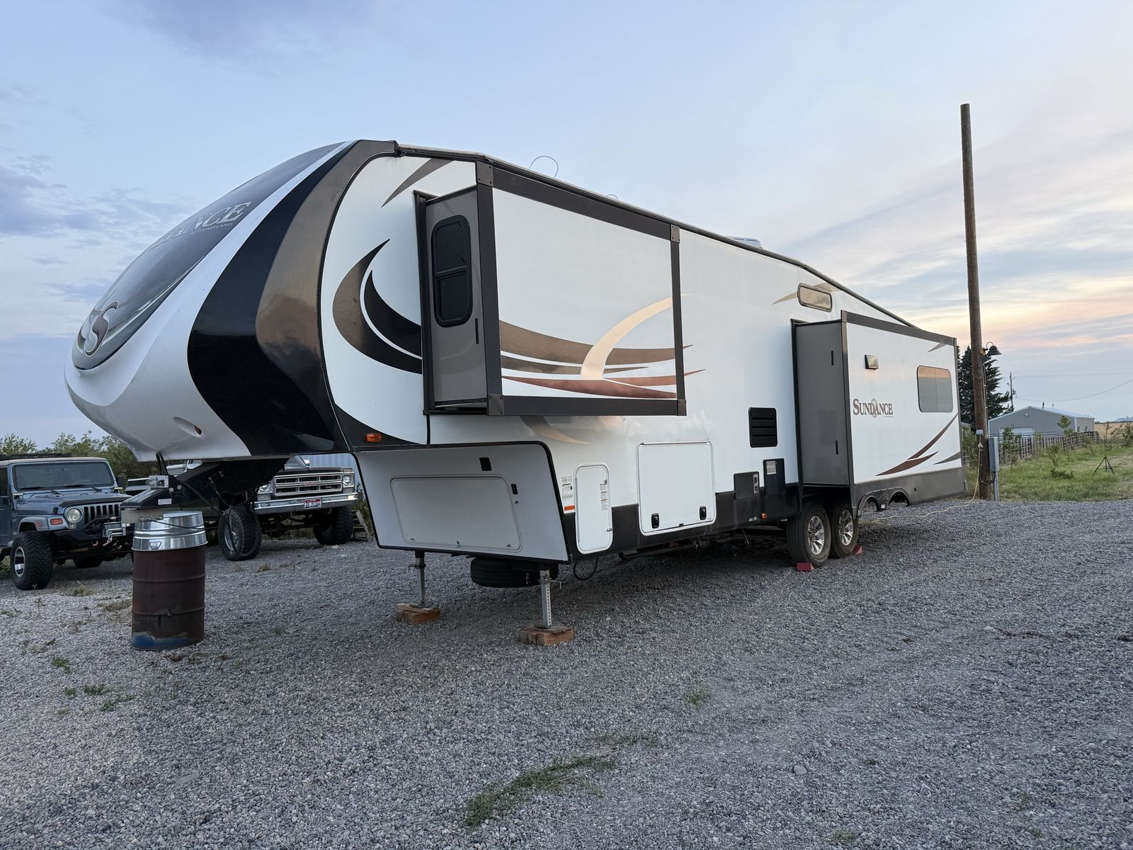 Sundance 3280RES Fifth Wheel Trailer - King Bed, 2 AC, Winter Package, Granite Counters