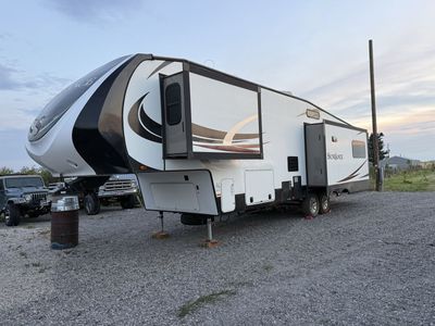 Sundance 3280RES Fifth Wheel Trailer - King Bed, 2 AC, Winter Package, Granite Counters