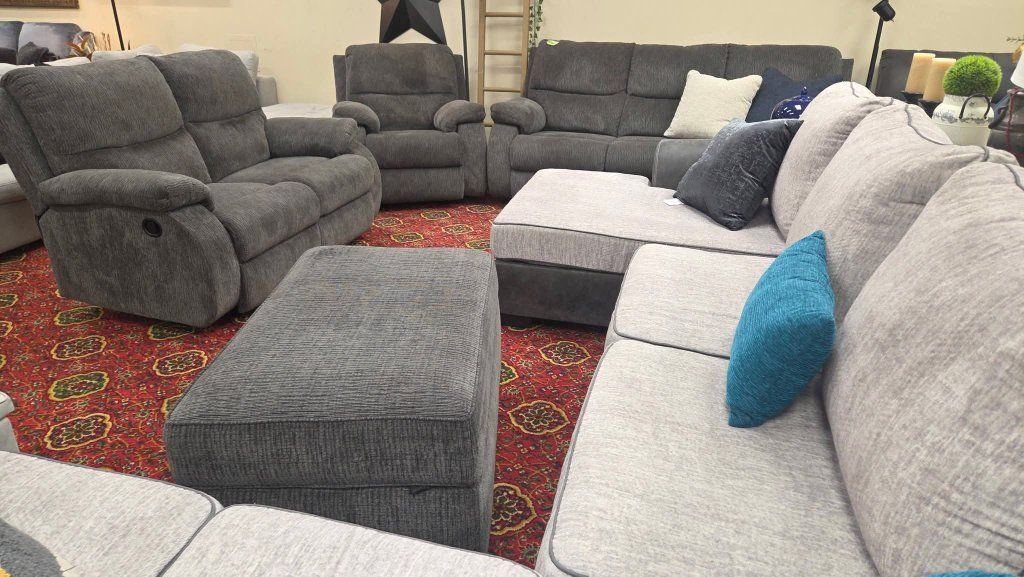 3️ 3-Piece Reclining Set

Beautiful 3 p