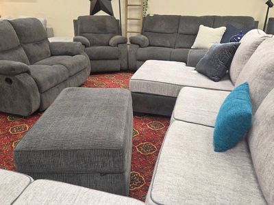 3️ 3-Piece Reclining Set
Beautiful 3 p