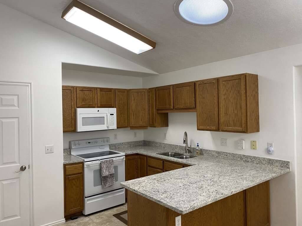 MEN'S PRIVATE SINGLE ROOM IN GREAT LOCATION WITH BEAUTIFUL VIEW!