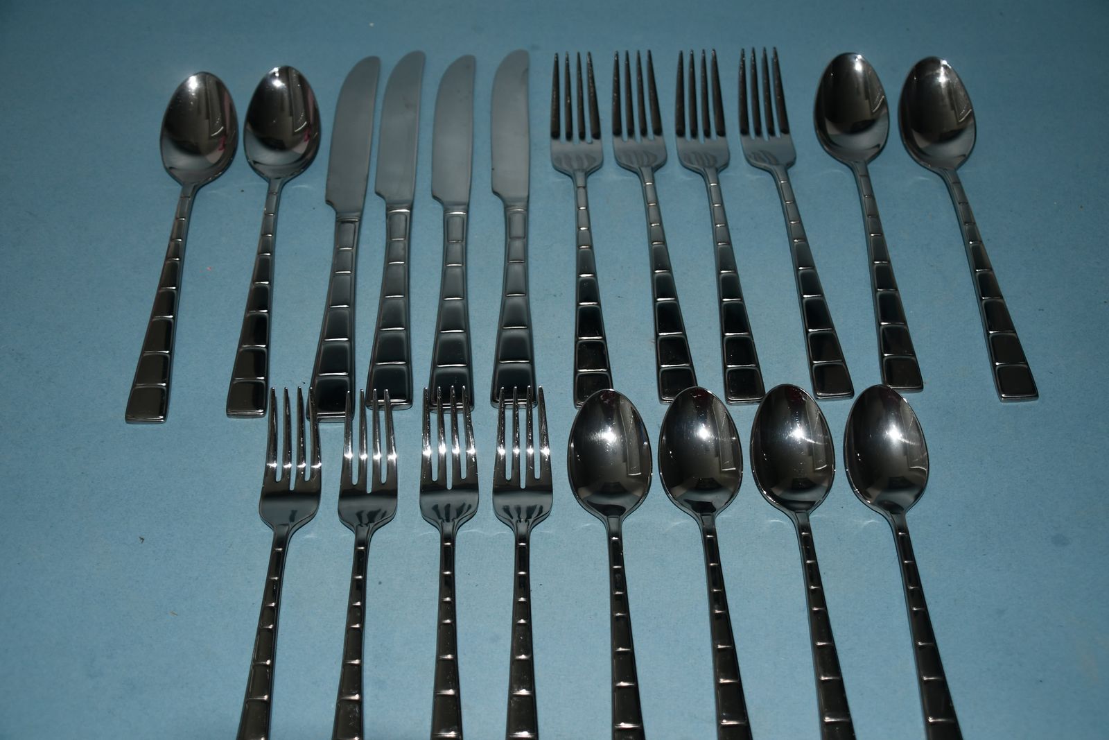 20 PIECE CAMBRIDGE FLATWARE SET ~ 4 KNIVES, 4 FORKS, 4 TEASPOONS & 4 TABLESPOONS ~ CLEAN!