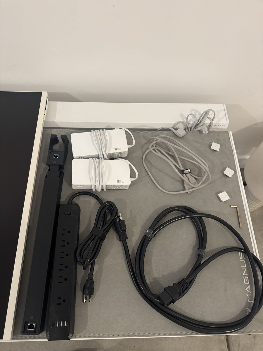 Stand up gaming desk (Brand new) Secret labs