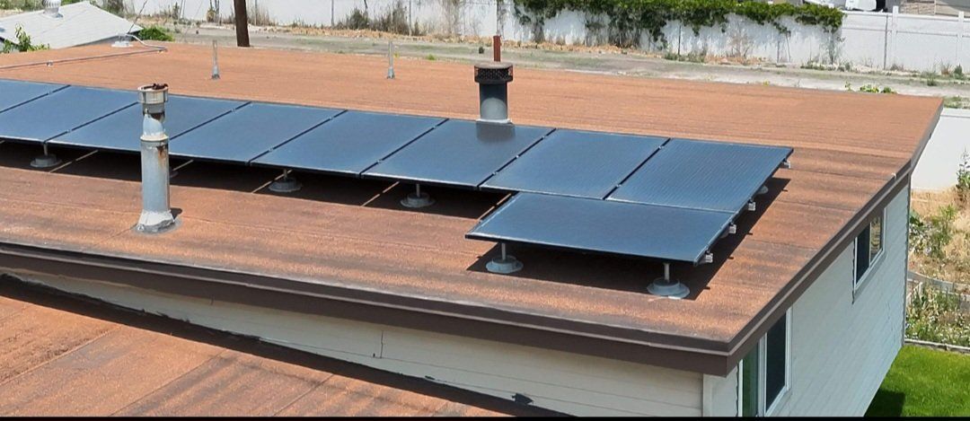 SolarEdge Grid-Tied Solar Inverter with DC Disconnect and Rooftop Solar Panels