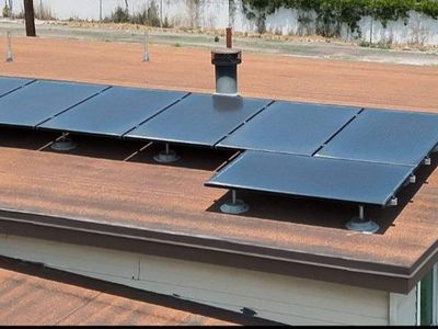 SolarEdge Grid-Tied Solar Inverter with DC Disconnect and Rooftop Solar Panels