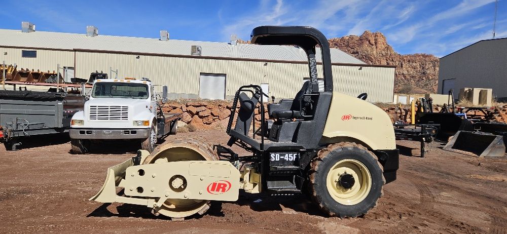SHEEPS FOOT COMPACTOR