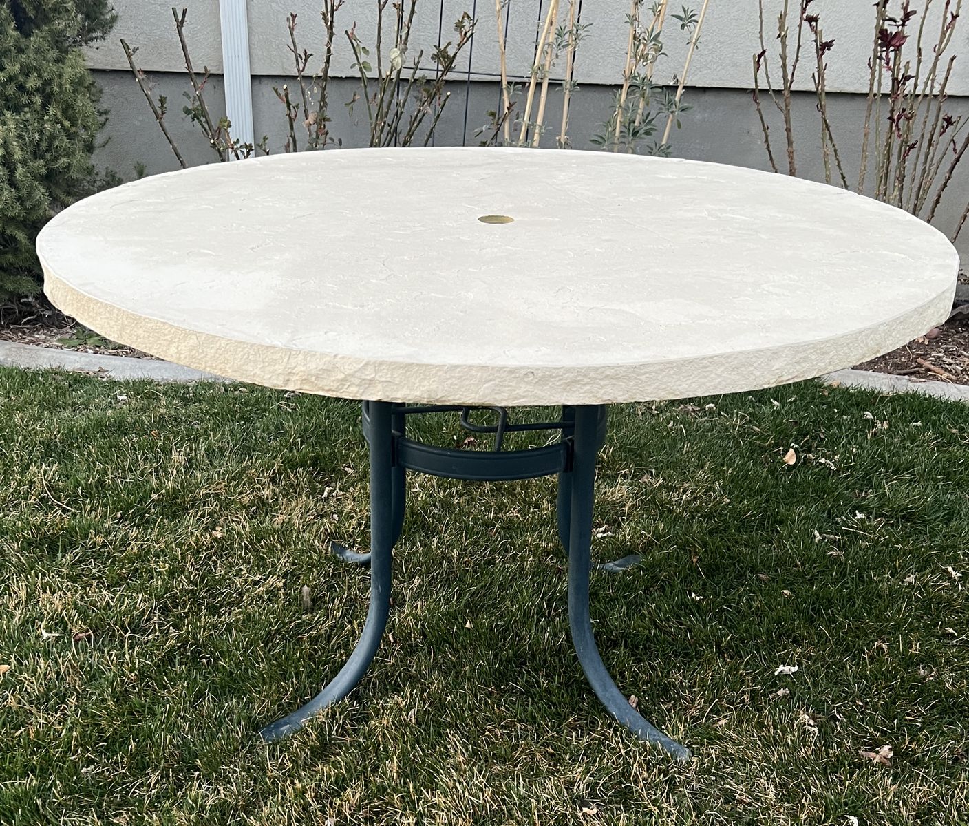 Round Outdoor 4' Table