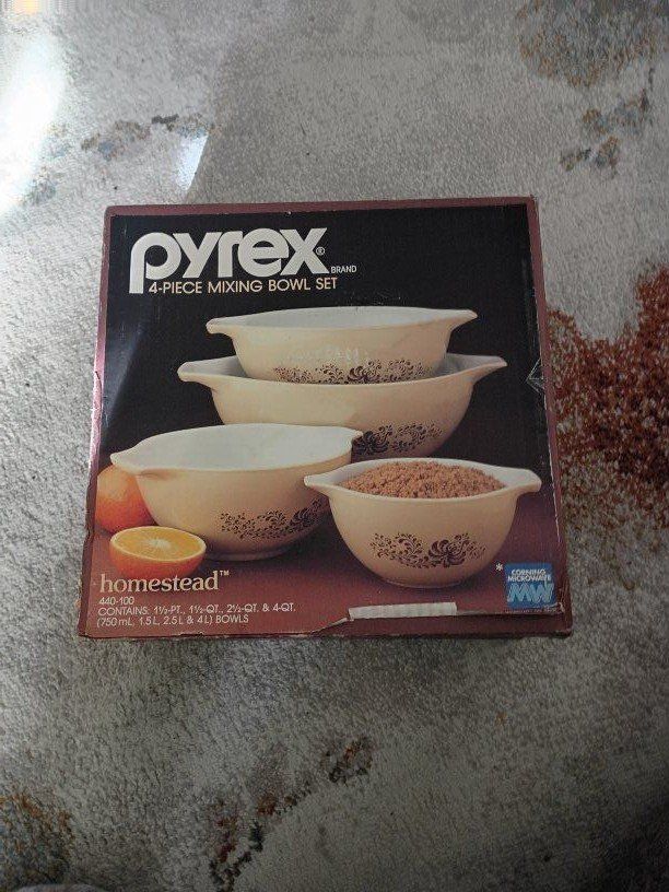 vintage Pyrex bowls