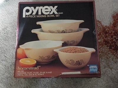vintage Pyrex bowls