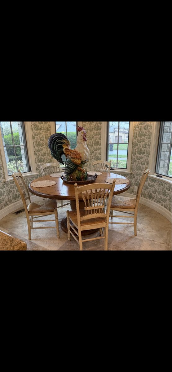 Round Table and 5 Chairs