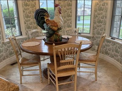 Round Table and 5 Chairs