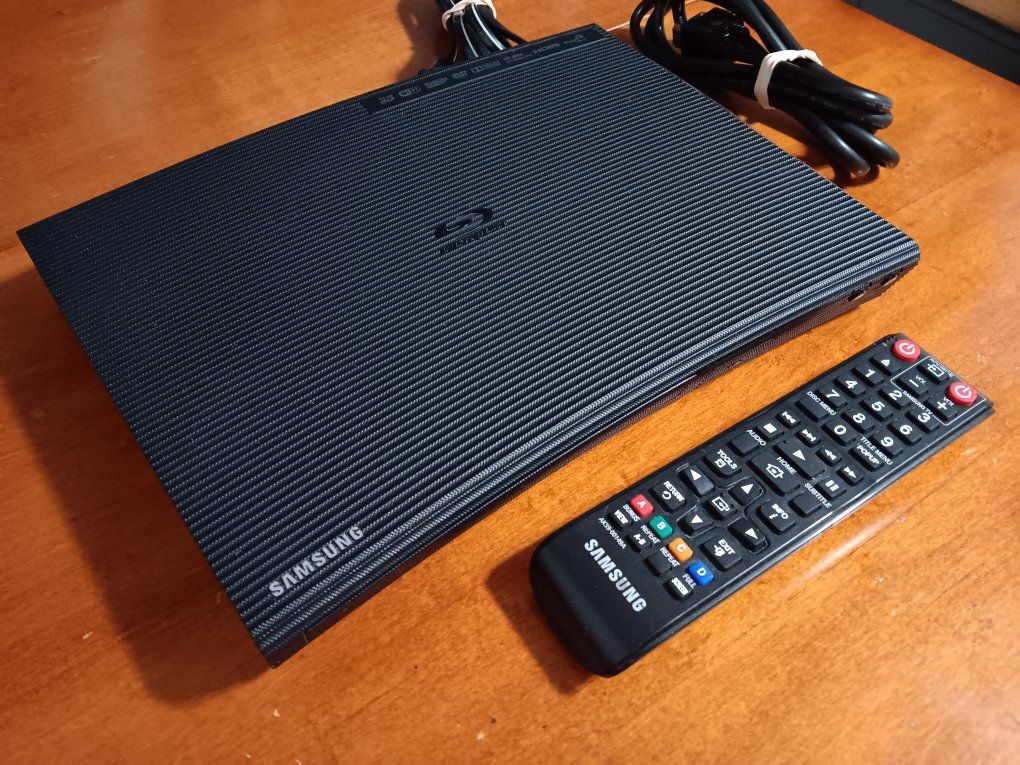 Samsung BD-J5900 Curved Blu-ray CD DVD Player with Wi-Fi, Remote Control & HDMI Cable. Tested. Excellent Conditions!