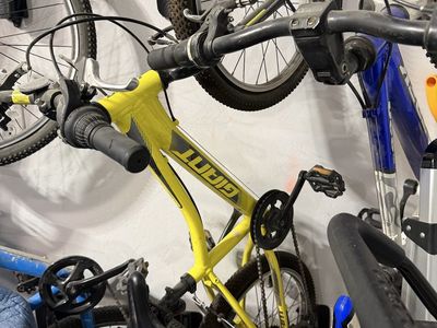 Giant Yellow Youth/Kids Mountain Bike - Good Condition, Ready for Trails!