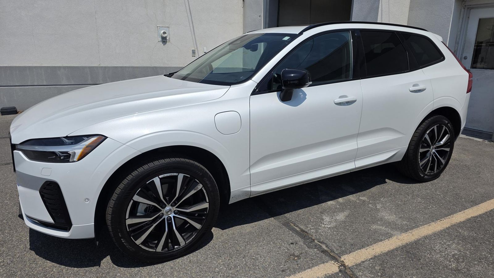 2023 Volvo XC60 Recharge T8 Plus Dark Theme