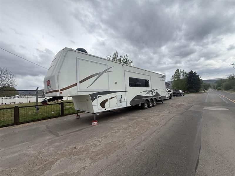 2008 Alpenlite 40’ Toy Hauler – 12' garage