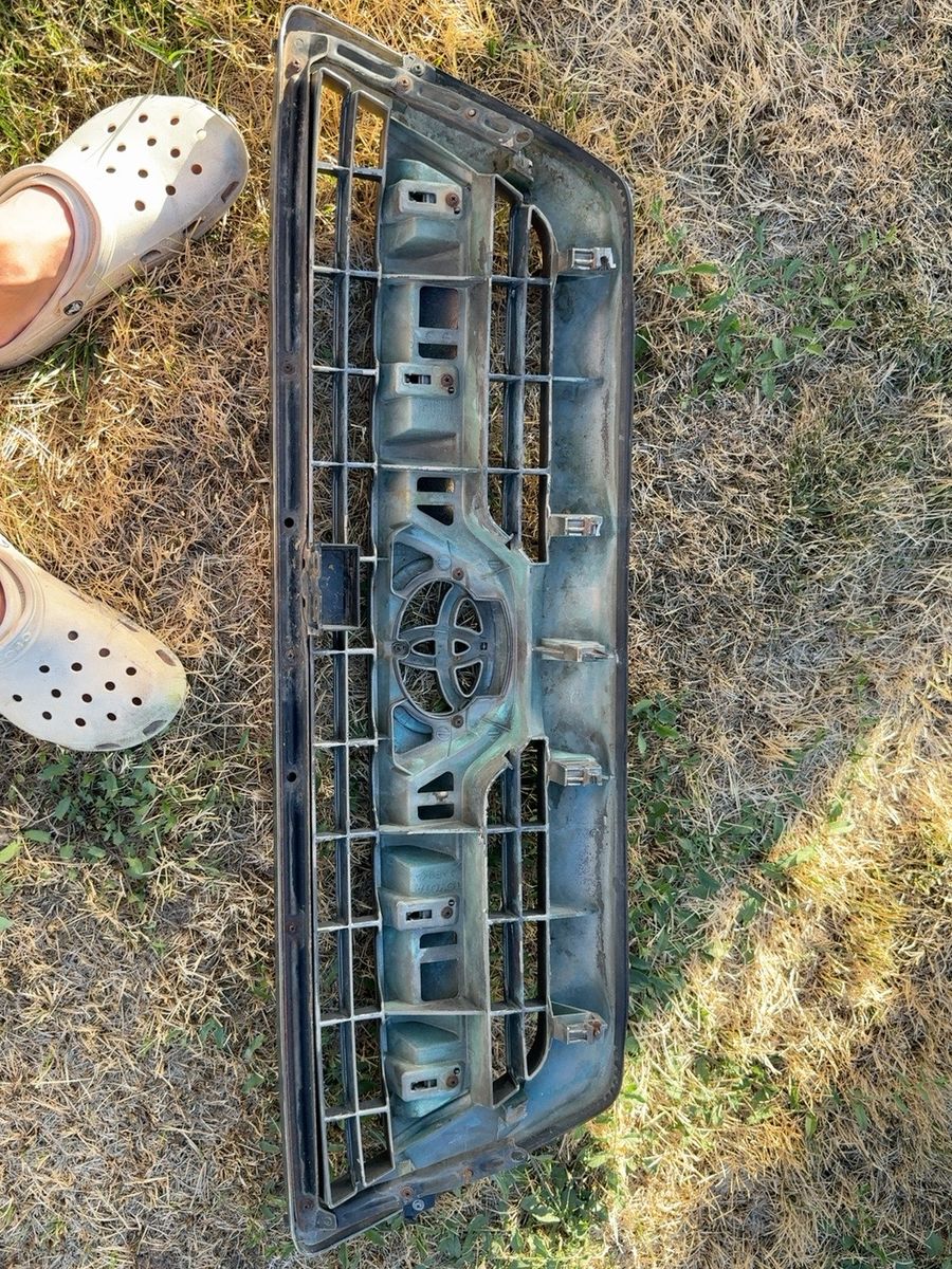 OEM Toyota 4Runner Front Grille 2006 with Emblem - Repairable