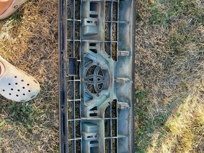 OEM Toyota 4Runner Front Grille 2006 with Emblem - Repairable