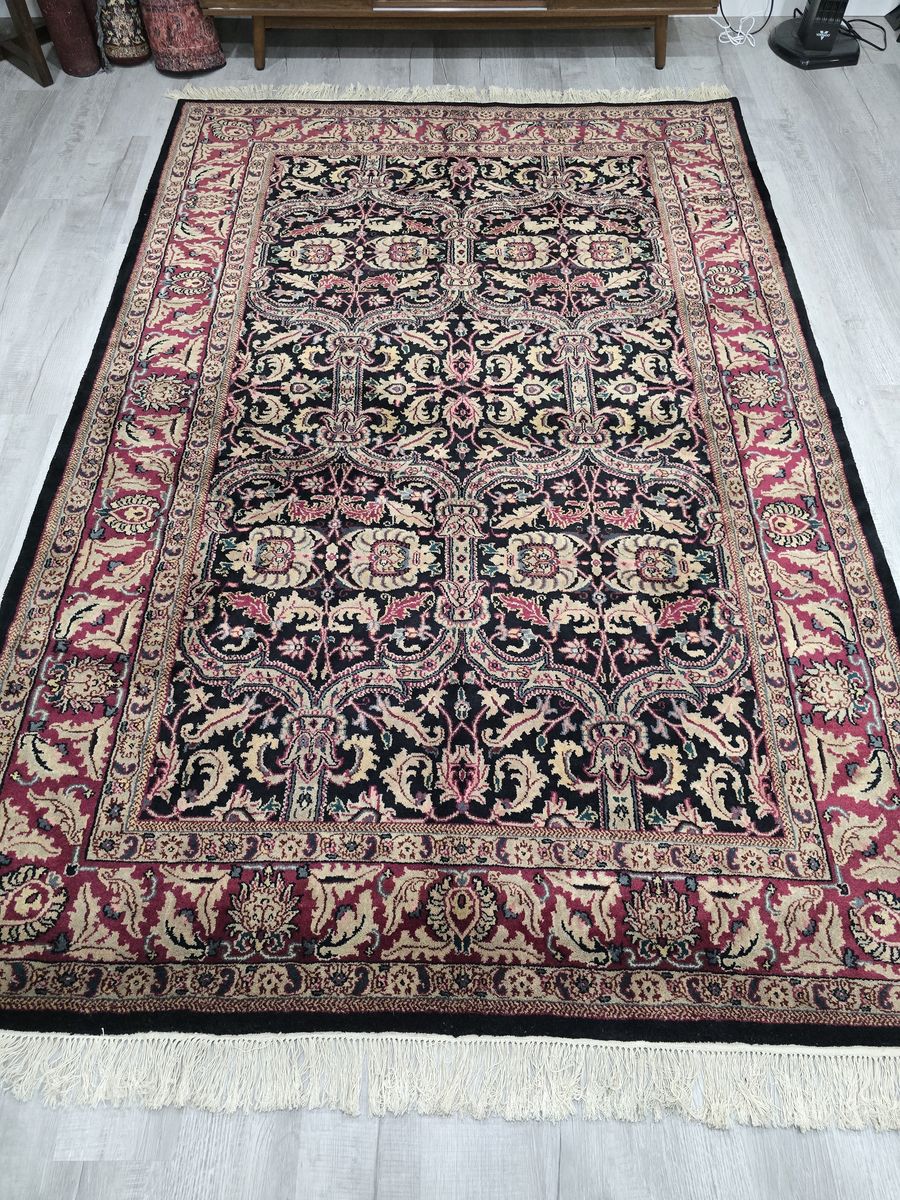 6x9 Stunning Handknotted Wool Rug