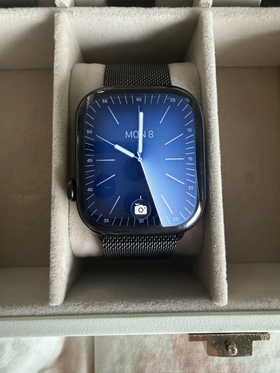 Apple Watch Series 11 46mm - Black w/ Milanese Loop and extra rubber straps
