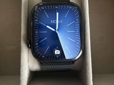 Apple Watch Series 11 46mm - Black w/ Milanese Loop and extra rubber straps